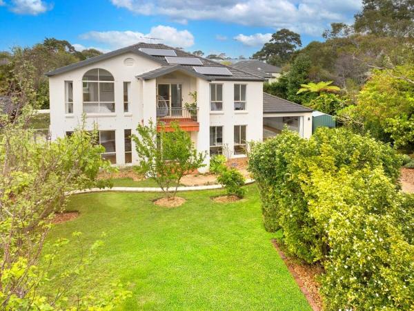 La photo montre l'objet Modern spacious 5-bedroom home in Northern Beaches situé dans la ville de Belrose.