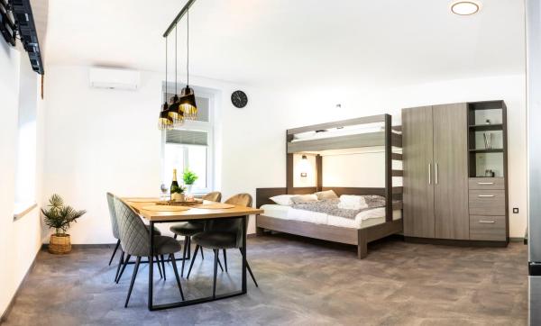 На фото показан объект Apartmaji na Pošti, расположенный в городе Kozje.
