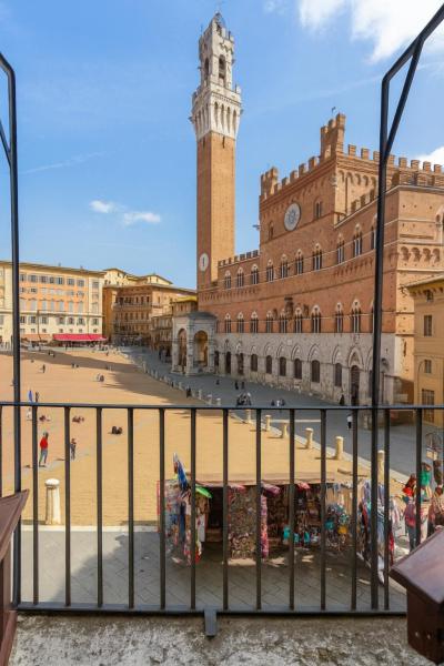 La photo montre l'objet The Balcony Suite - Piazza del Campo situé dans la ville de Sienne.