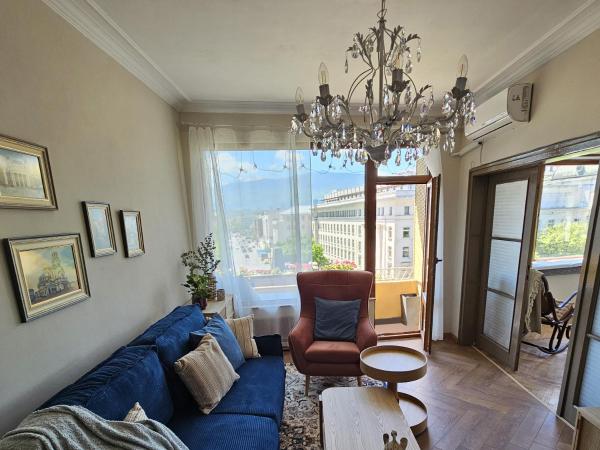 Na zdjęciu widoczny jest obiekt S íRMA Apartment - Amazing View of the Golden Domes położony w mieście Sofia.