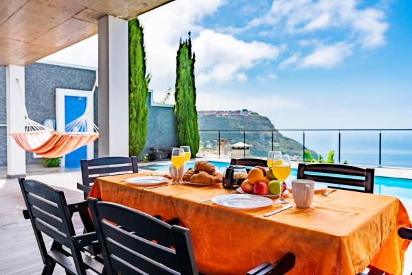 Na foto é possível ver o objeto Villa da Bisa with heated swiming pool localizado na cidade de Arco da Calheta.