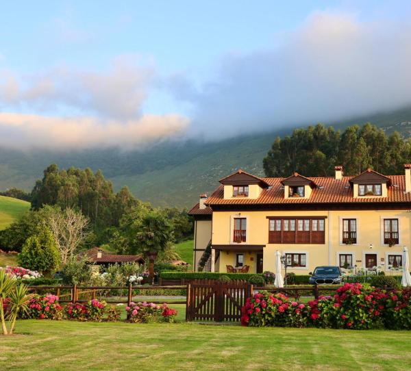 A la foto es mostra l'objecte Casa de Aldea El Frade situat a la ciutat de Camango.