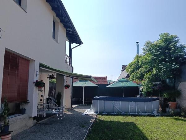 写真にはVăleni市にあるVila Bellaが写っています。