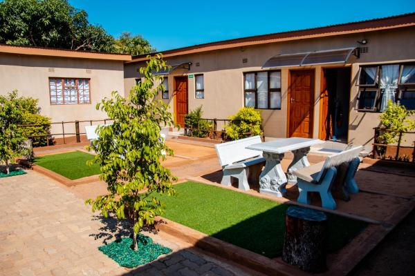 A la foto es mostra l'objecte African Apartments Inn situat a la ciutat de Kasane Airport.