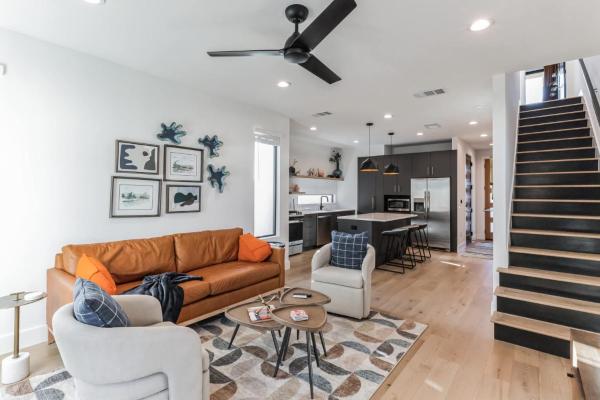 A la foto es mostra l'objecte Chic Austin Getaway brand new with rooftop patio situat a la ciutat de Austin.