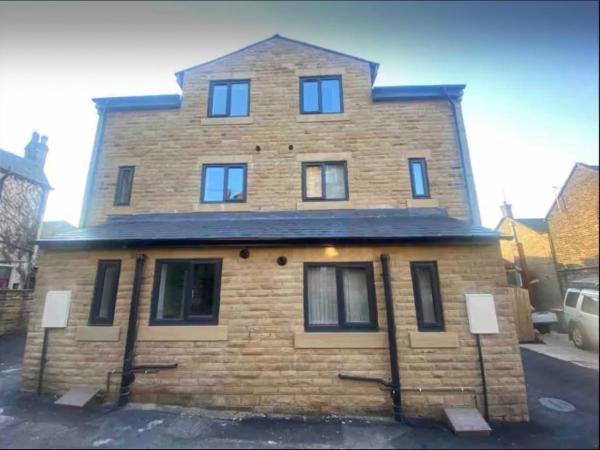 A la foto es mostra l'objecte Modern 3- Bed Holiday Home - Private Parking Sleeps 10- 2 Min M62 situat a la ciutat de Exley.