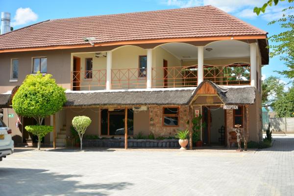 Three Tree Hotel, Маун