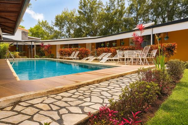 Na fotografii je vidět objekt Hotel Puerta del Sol - San Jose Airport nacházející se ve městě Barrial.