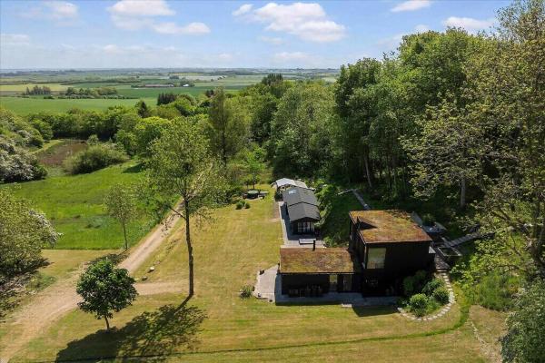 A la foto es mostra l'objecte Beautiful House In Fantastic Surroundings situat a la ciutat de Flade.