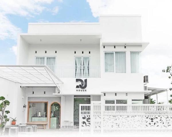 写真にはPiyungan市にあるDJ HOUSE Yogyakartaが写っています。