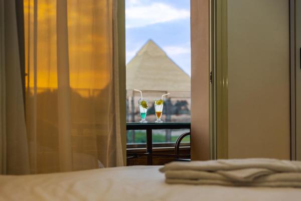 A la foto es mostra l'objecte Hotel Pyramids Land situat a la ciutat de El Caire.