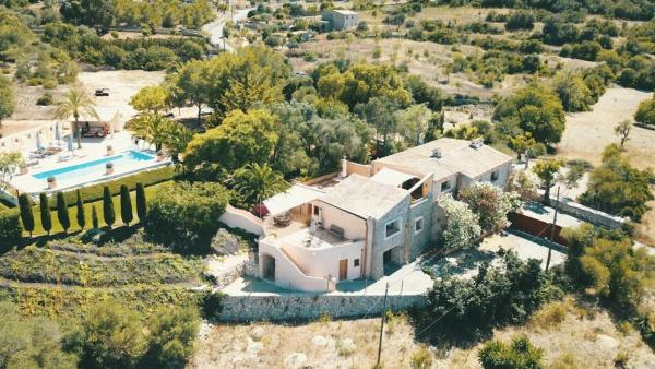 The photo shows the Cas Ferrer located in the city of Manacor.