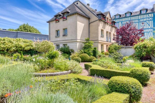 A la foto es mostra l'objecte Rafael F2 Bourgeois avec Jardin situat a la ciutat de Rouen.