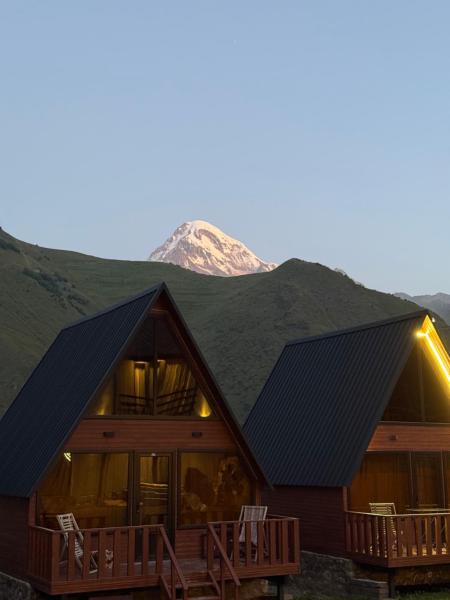 A la foto es mostra l'objecte Baza Cottages Kazbegi situat a la ciutat de Kazbegi.