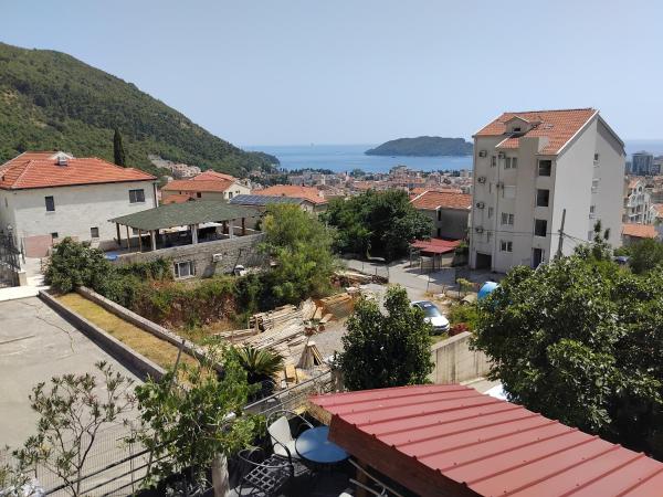 A la foto es mostra l'objecte Djordjevic 2 situat a la ciutat de Budva.