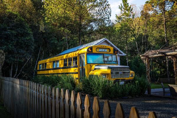 Auf dem Foto ist das Objekt American Bus Glamping - Capinzal/SC in der Stadt Ouro zu sehen.