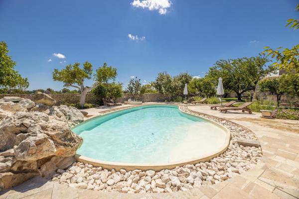 写真にはマルターノ市にあるMasseria Blanca Lapisが写っています。