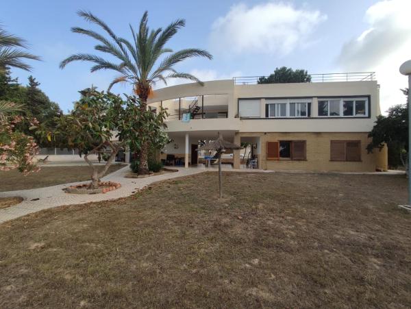 På billedet ses objektet Villa con Piscina en Laguna Rosa beliggende i byen Torrevieja.