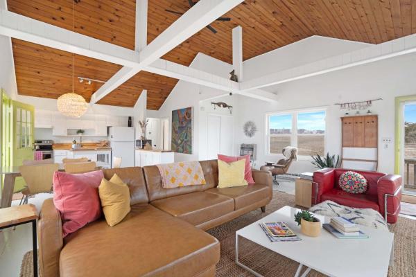 Na zdjęciu widoczny jest obiekt Artist-designed Beach House położony w mieście Ridge.