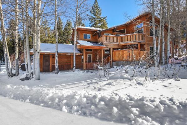 A la foto es mostra l'objecte Alpine Chalet Nature Lovers Rejoice Chic 4 BDR situat a la ciutat de Alpine Meadows.