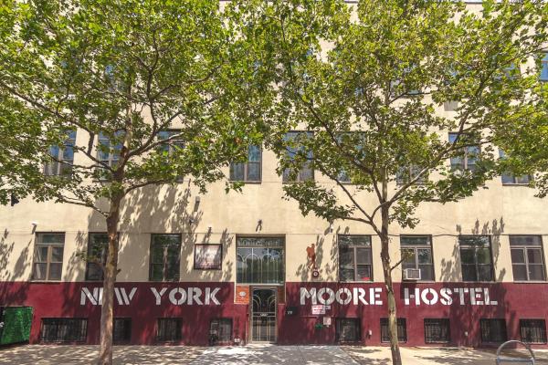 Op de foto is het object NY Moore Hostel te zien, gelegen in de stad Brooklyn.
