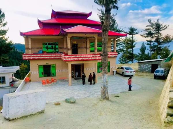 Na foto é possível ver o objeto Hazara Hotel and Restaurant localizado na cidade de Malam Jabba.