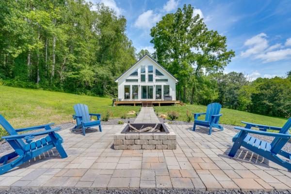 Na fotografii je vidět objekt Modern Appalachian Vacation Rental with River Access nacházející se ve městě Pennington Gap.