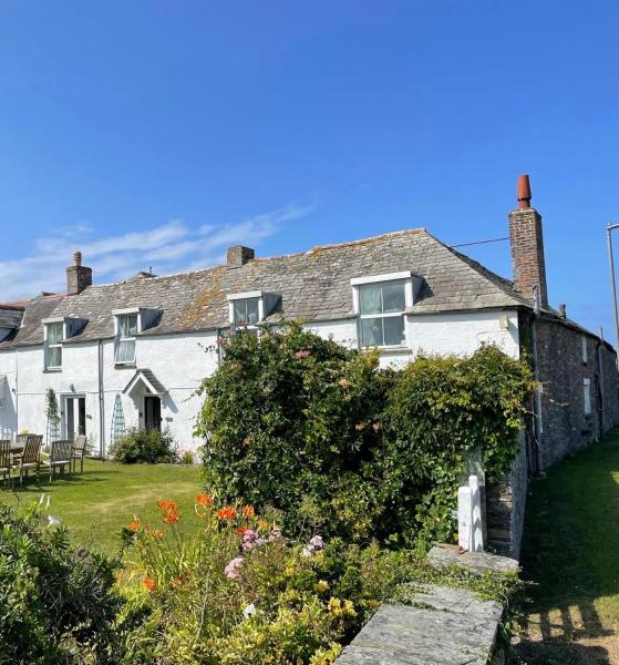 På billedet ses objektet 17th Century Traditional Tintagel Farmhouse with Hot Tub beliggende i byen Treknow.