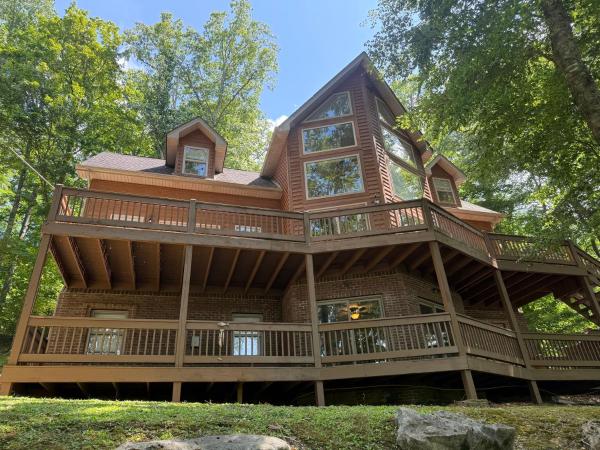 A la foto es mostra l'objecte Spacious & Bright Lake Cabin, pet friendly, 8 beds situat a la ciutat de Burnside.