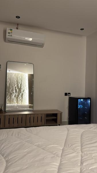 A la foto es mostra l'objecte شقة بتصميم فريد وهادى situat a la ciutat de Riad.