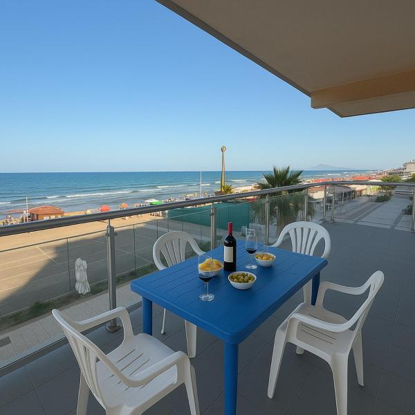 A la foto es mostra l'objecte Sol, Mar y Terraza XXL frente a la playa situat a la ciutat de Daimuz.