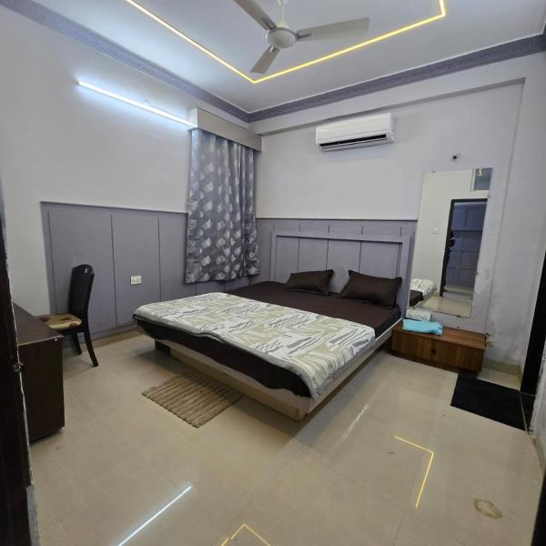 A la foto es mostra l'objecte Satyabhama Homestay-Sapphire- two bhk Luxury appartment situat a la ciutat de Indore.