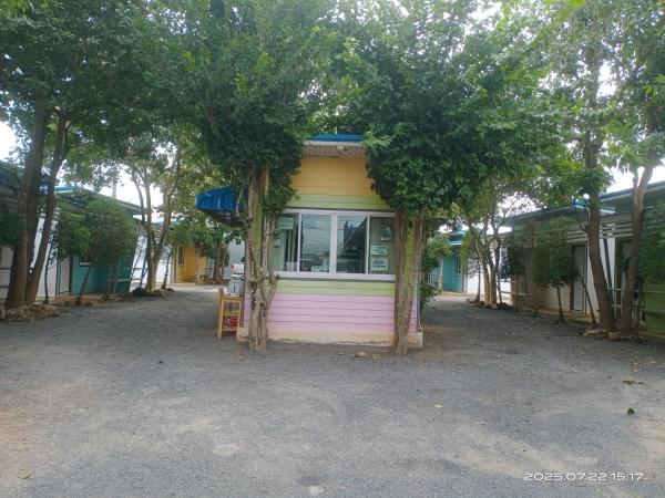 A la foto es mostra l'objecte เพชรรัตน์รีสอร์ทแอนด์สปา situat a la ciutat de Suratthani.