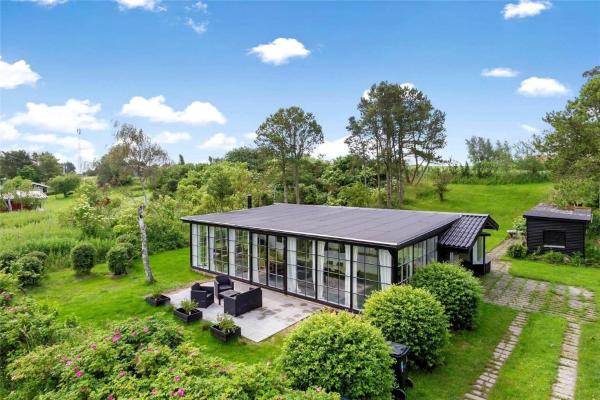 Na fotografii je vidět objekt 1022-Stege-Kaerhogevej-25 nacházející se ve městě Stege.