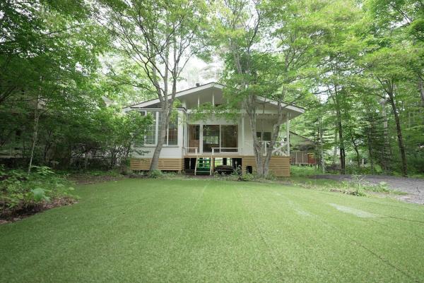 The photo shows the Forest Villa Sunland located in the city of Tsumagoi.