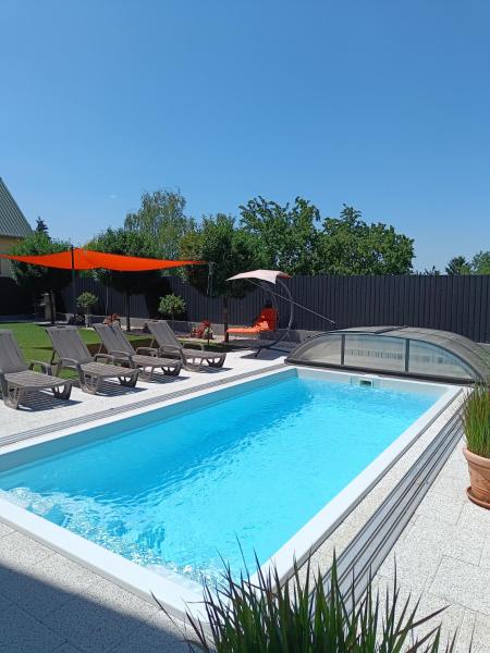 På billedet ses objektet Zöld Apartmanház beliggende i byen Balatonboglár.