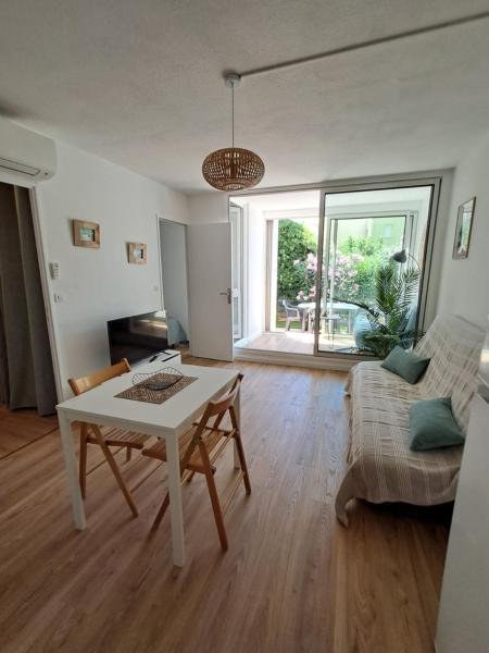 照片显示了位于Narbonne-Plage市的Appartement refait à neuf, climatisé, en rez-de-jardin, à 30 secondes de la plage物件。