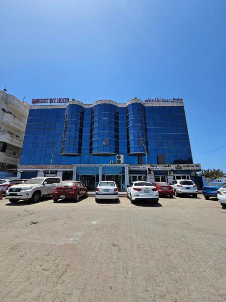 Na zdjęciu widoczny jest obiekt فندق سماء الإمارات położony w mieście Biʼr Faḑl.