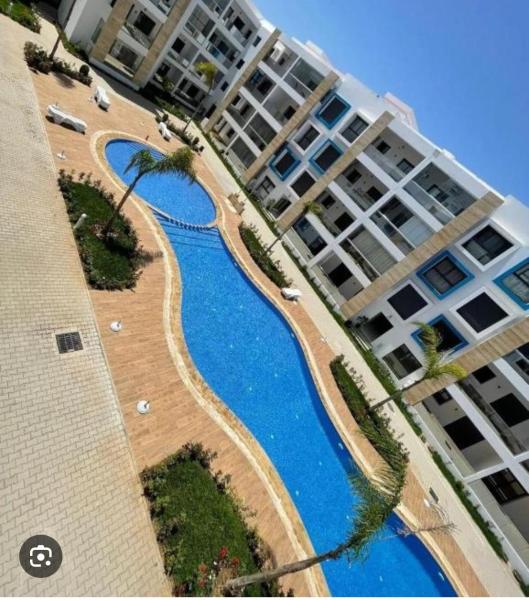 På billedet ses objektet Complex martil con piscina y garage 2 habitaciones terraza grande y salón beliggende i byen Martil.