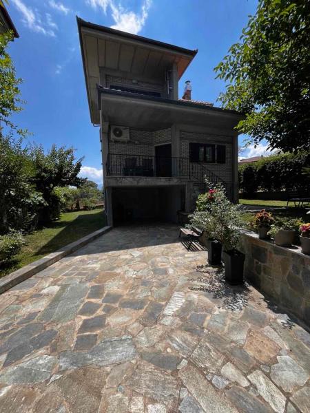 A la foto es mostra l'objecte Ιξός Home situat a la ciutat de (( Vría )).