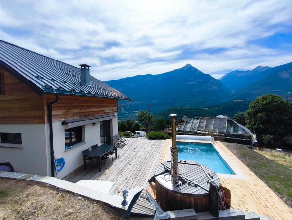 Na zdjęciu widoczny jest obiekt Chalet de montagne, Piscine avec vue et bain nordique położony w mieście Siguret.