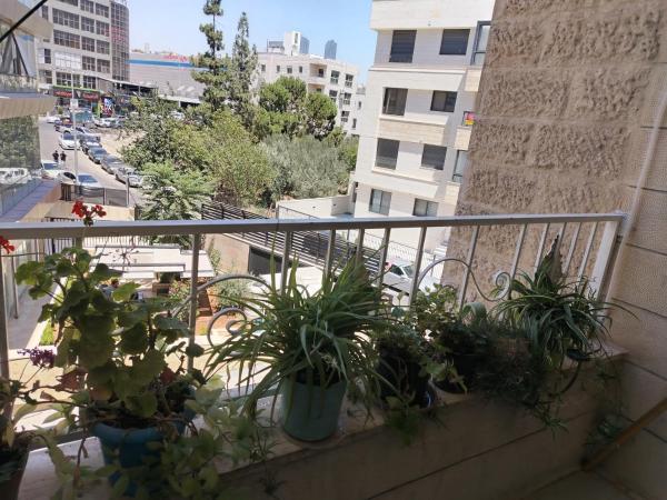 På billedet ses objektet شقة مفروشة الدوار السابع خلف كوزمو beliggende i byen Amman.