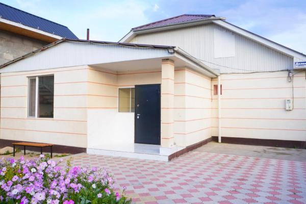 照片显示了位于Dolinka市的Cholpon Sun Guest House物件。