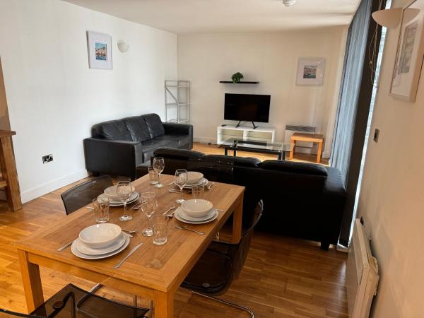 City centre flat available for bookings of 2 weeks or more, Manchester
