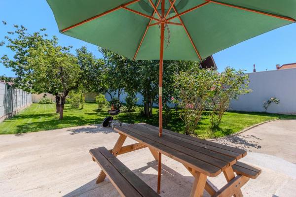 Na fotografii je vidět objekt Ana & Roman Guesthouse - Beautiful Garden, Kid friendly nacházející se ve městě Oradea.