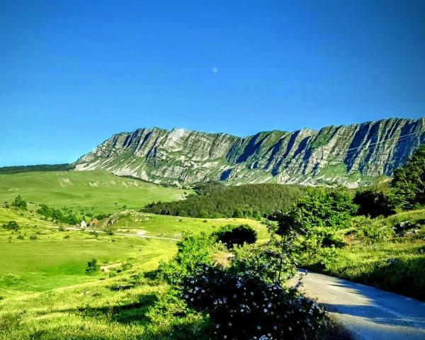 The photo shows the Čemerno cottage 2 located in the city of Gacko.