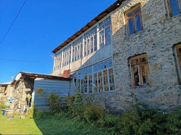 A la foto es mostra l'objecte Adishi Zhora Kaldani Guest House situat a la ciutat de Iprari.