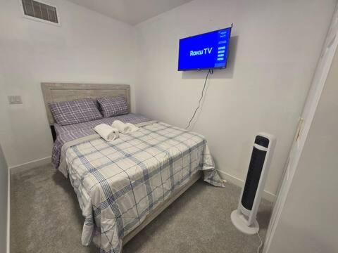 A la foto es mostra l'objecte Bedroom with TV in Upland E situat a la ciutat de Edmonton.
