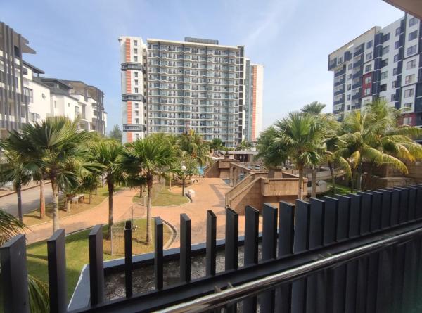 En la foto se muestra el objeto Eqino Swiss Garden Studio with Pool View ubicado en la ciudad de Kampong Tanjong.