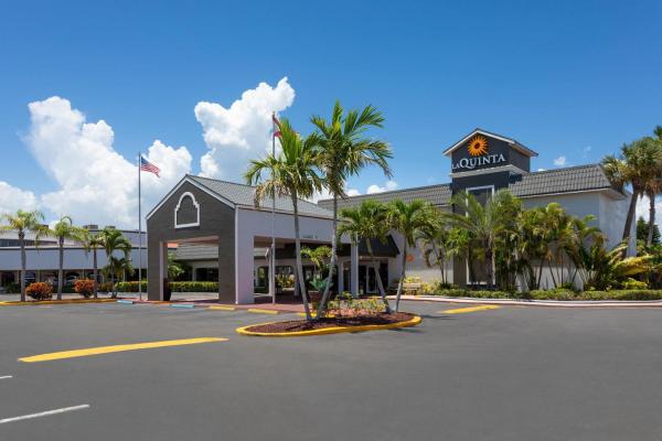 Na fotografii je vidět objekt La Quinta Inn by Wyndham Cocoa Beach-Port Canaveral nacházející se ve městě Cocoa Beach.